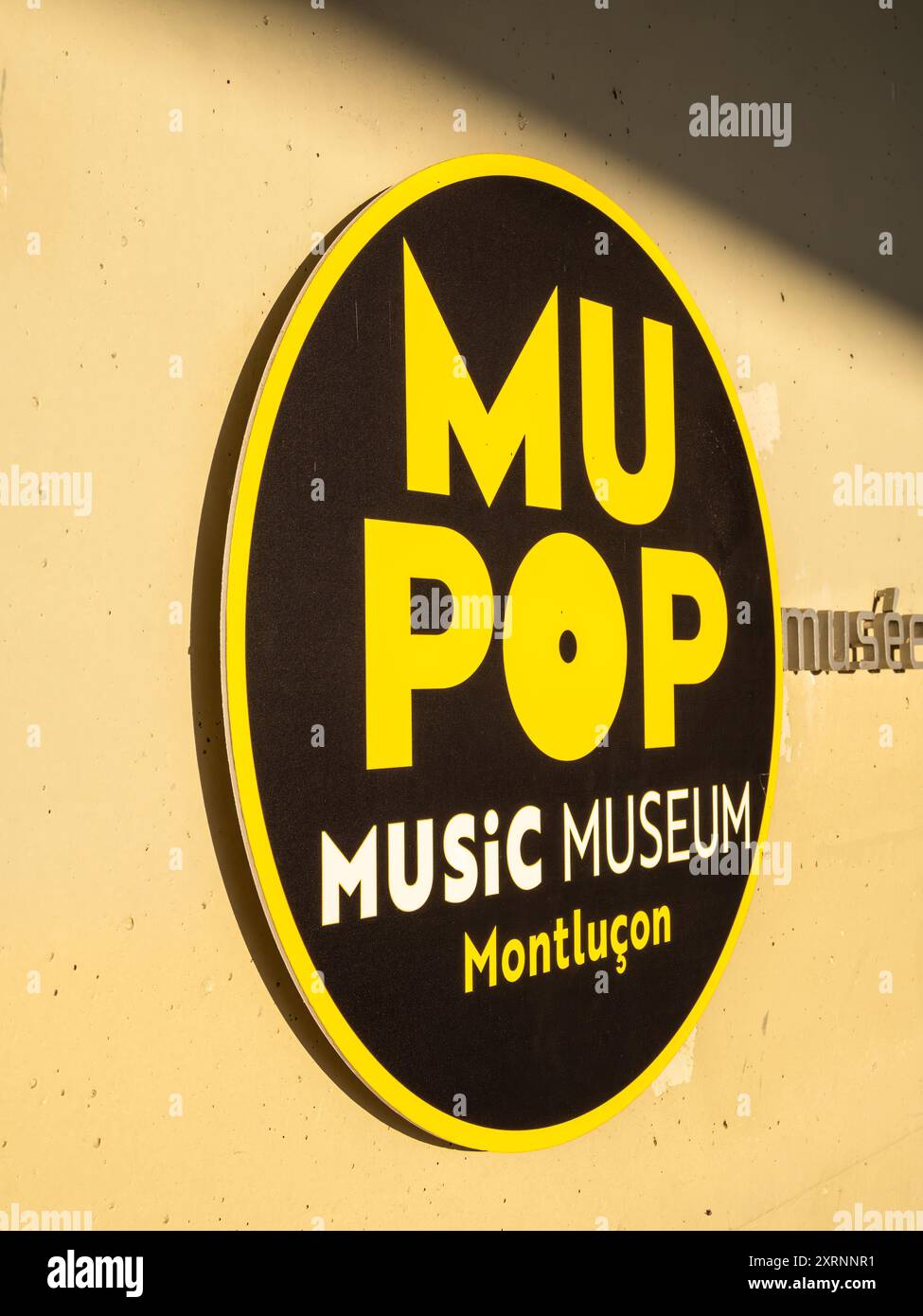 Montlucon, Frankreich - 18. Juli 2024: Das Mupop-Museum, auch bekannt als Museum für populäre Musik, ist eine kulturelle Einrichtung in Montlucon Stockfoto