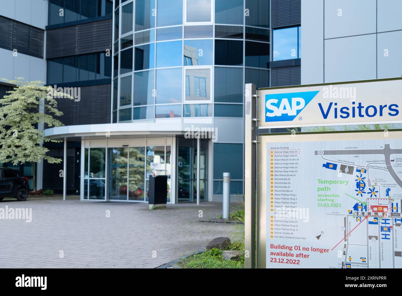 Das SAP SE-Logo wird an der Fassade des modernen Firmensitzes auf dem SAP-Firmencampus deutlich sichtbar dargestellt und symbolisiert die weltweite Führungsposition der Softwarebranche Wall Stockfoto