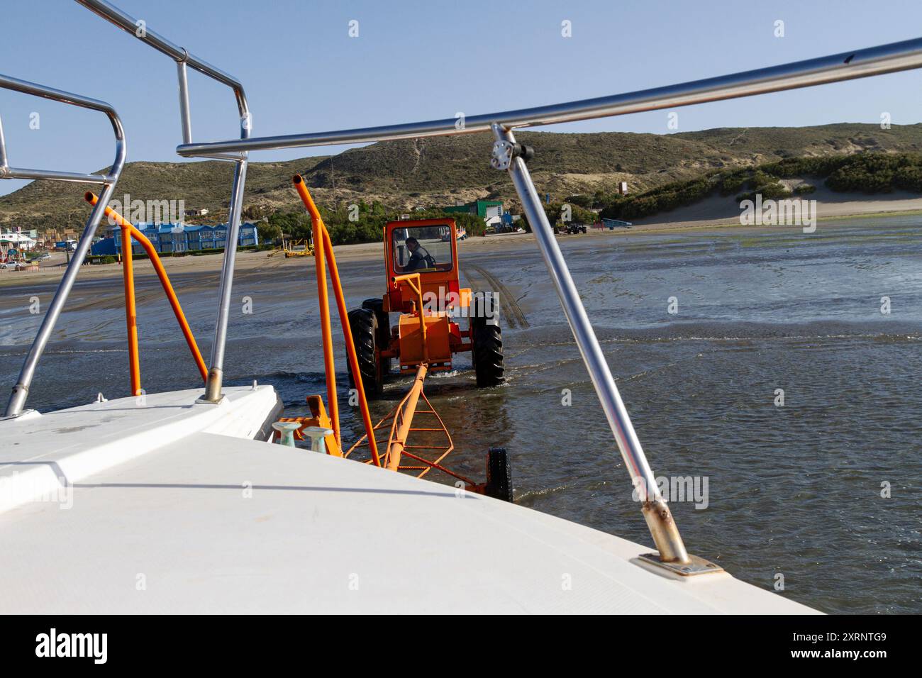 Ein kommerzielles Walbeobachtungsboot wird am Strand bei Ebbe in Puerto Pyramides, Golfo Nuevo, Argentinien, gestartet. Stockfoto