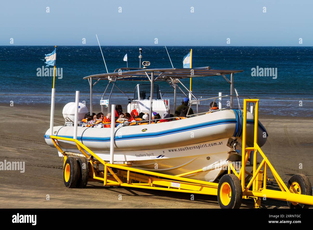 Ein kommerzielles Walbeobachtungsboot wird am Strand bei Ebbe in Puerto Pyramides, Golfo Nuevo, Argentinien, gestartet. Stockfoto