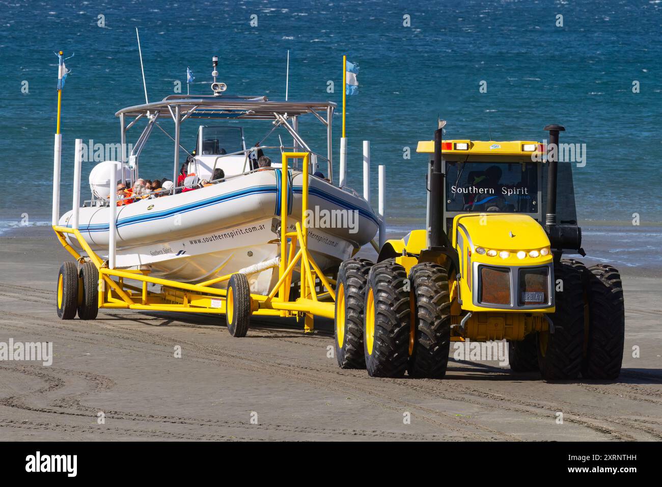 Ein kommerzielles Walbeobachtungsboot wird am Strand bei Ebbe in Puerto Pyramides, Golfo Nuevo, Argentinien, gestartet. Stockfoto