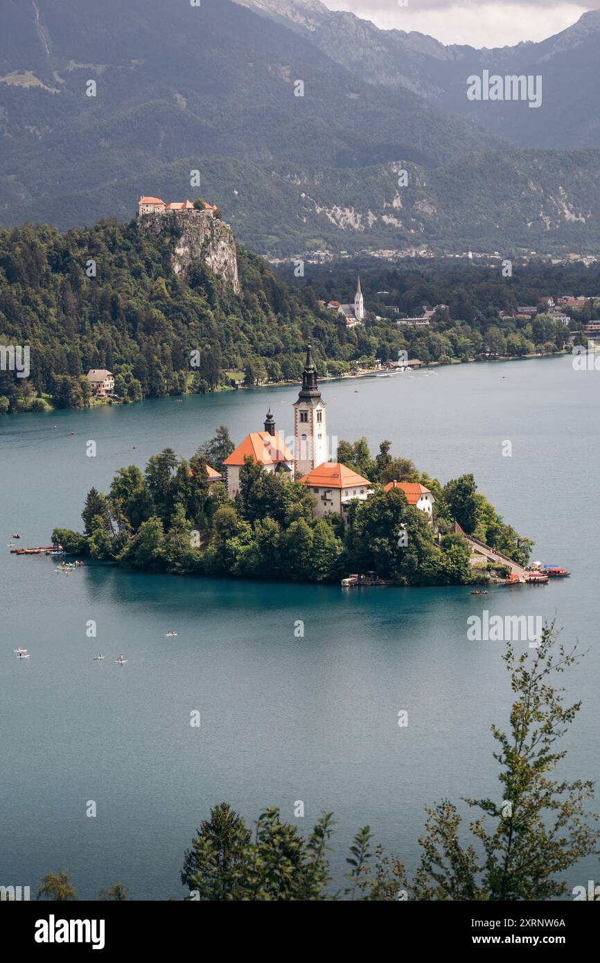 Blick auf den Bled See mit einer Julischen Alpen im Hintergrund von einem Aussichtspunkt über dem See Stockfoto