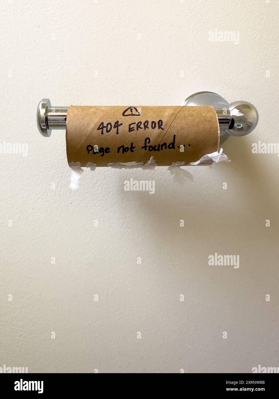Eine leere Toilettenrolle mit dem Fehler 404 nicht gefunden Stockfoto