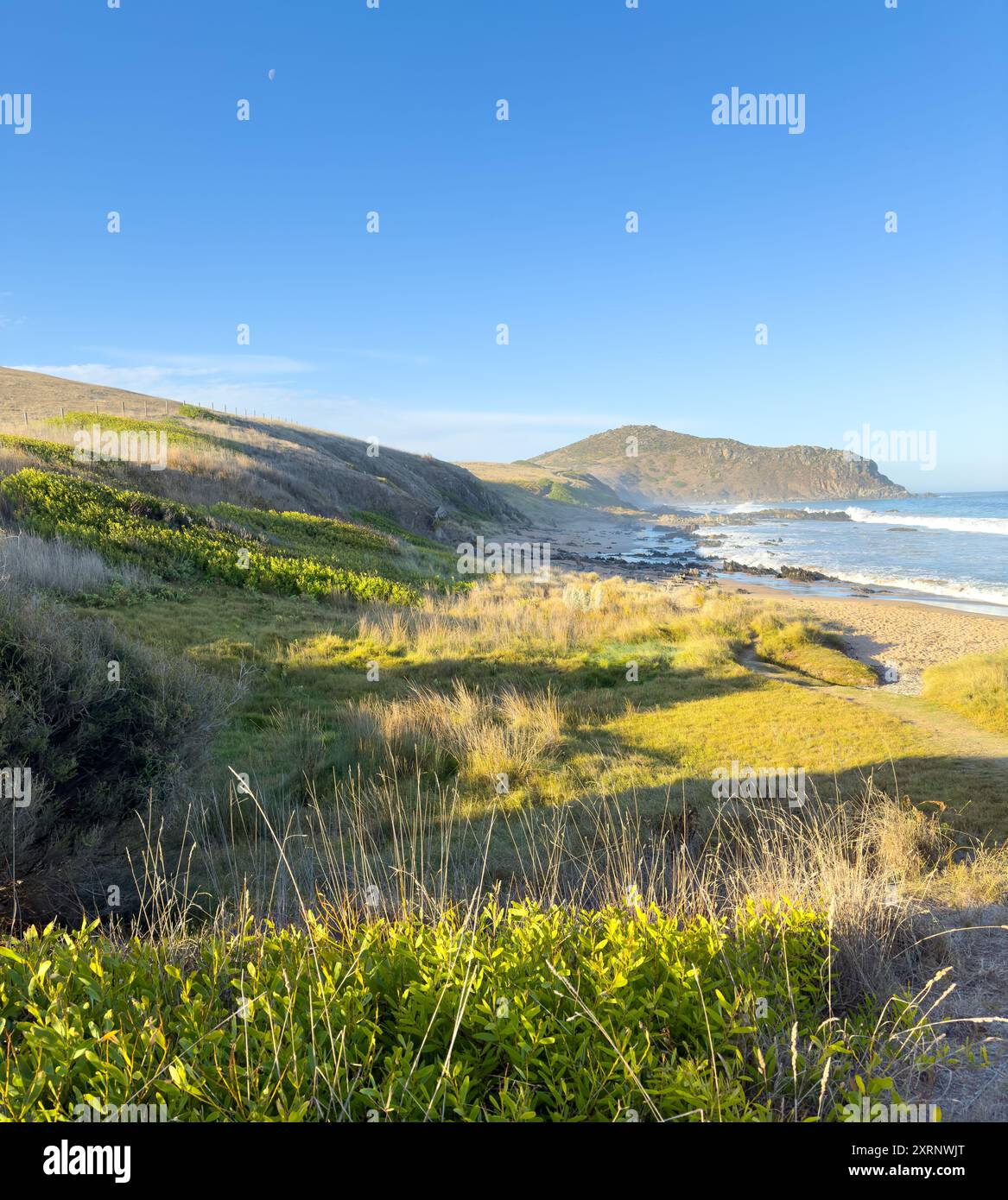 Von den Stränden entlang des Victor Harbor Heritage Trail auf der Fleurieu Peninsula in South Australia aus hat man einen Blick auf die Landschaft in Richtung Rosetta Head oder den Bluff Stockfoto