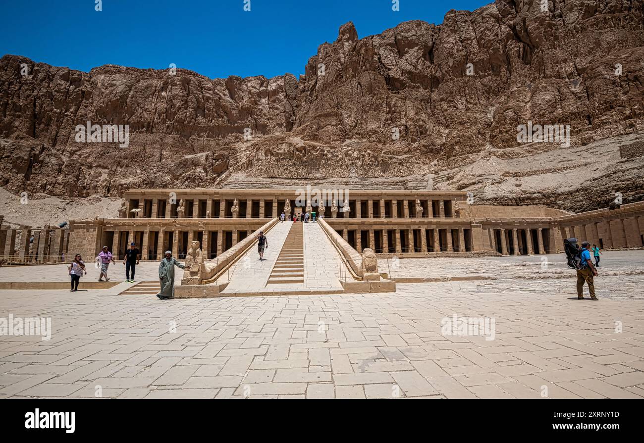 Leichentempel der Hatschepsut unter den Klippen von Deir el Bahari, am Westufer des Nils in der Nähe des Tals der Könige Stockfoto