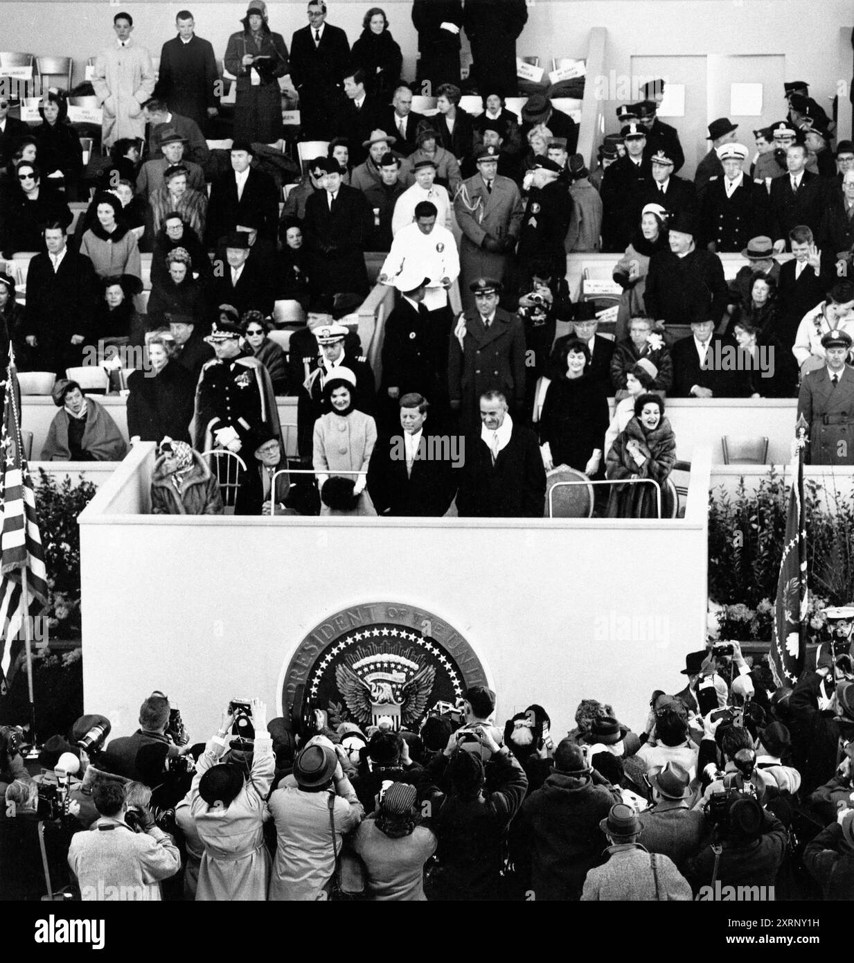 Joseph Kennedy, Rose Kennedy, Jacqueline Kennedy, US-Präsident John Kennedy, US-Vizepräsident Lyndon Johnson, Lady Bird Johnson und andere über den Stand während der Eröffnungsparade, Pennsylvania Avenue, Washington, D.C., USA, Abbie Rowe, Fotos Des Weißen Hauses, 20. Januar 1961 Stockfoto