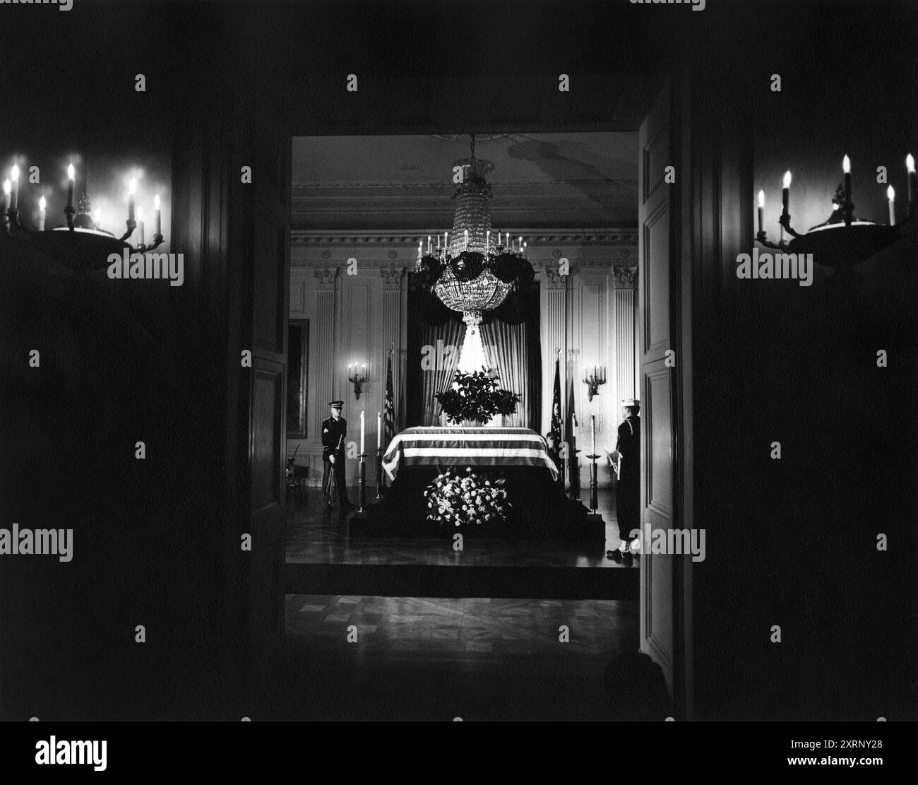 Der Sarg des verstorbenen US-Präsidenten John Kennedy, die Mitglieder der Ehrenwache, die Wache stehen, East Room, Weißes Haus, Washington, D.C. USA, Abbie Rowe, Fotos des Weißen Hauses, 23. November 1963 Stockfoto