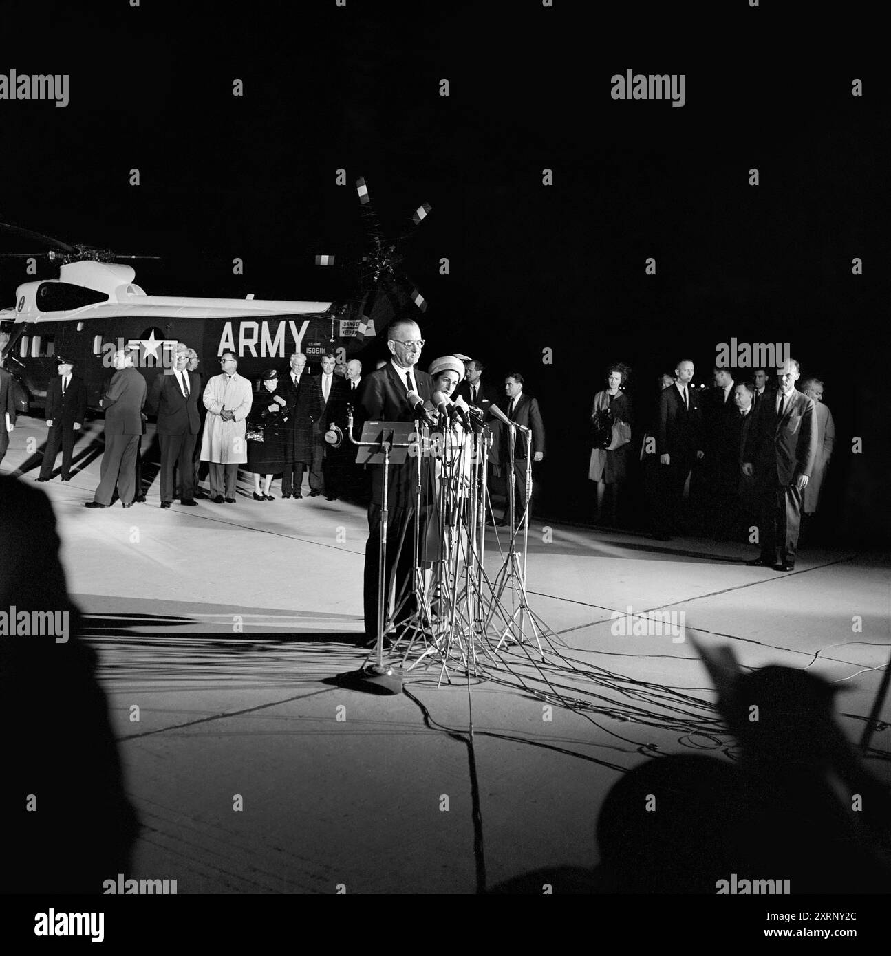 US-Präsident Lyndon B. Johnson (an Mikrofonen), neben First Lady Claudia 'Lady Bird' Johnson, hielt Bemerkungen an die Nation, nachdem er seinen Amtseid an Bord der Air Force One abgelegt hatte und auf der Andrews Air Force Base, Maryland, USA, Cecil Stoughton, Fotos des Weißen Hauses, November 1963 Stockfoto