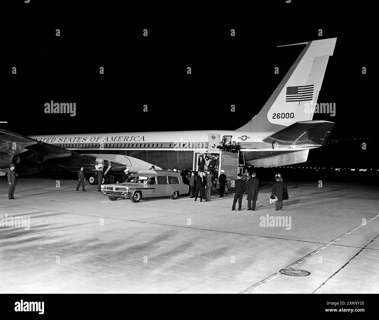 Der Sarg des verstorbenen US-Präsidenten John Kennedy wurde von der Air Force One in den wartenden Krankenwagen verlegt, Jacqueline Kennedy und der US-Staatsanwalt Robert Kennedy stehen im hydraulischen Aufzug, Andrews Air Force Base, Maryland, USA, Cecil Stoughton, Fotos des Weißen Hauses, November 1963 Stockfoto