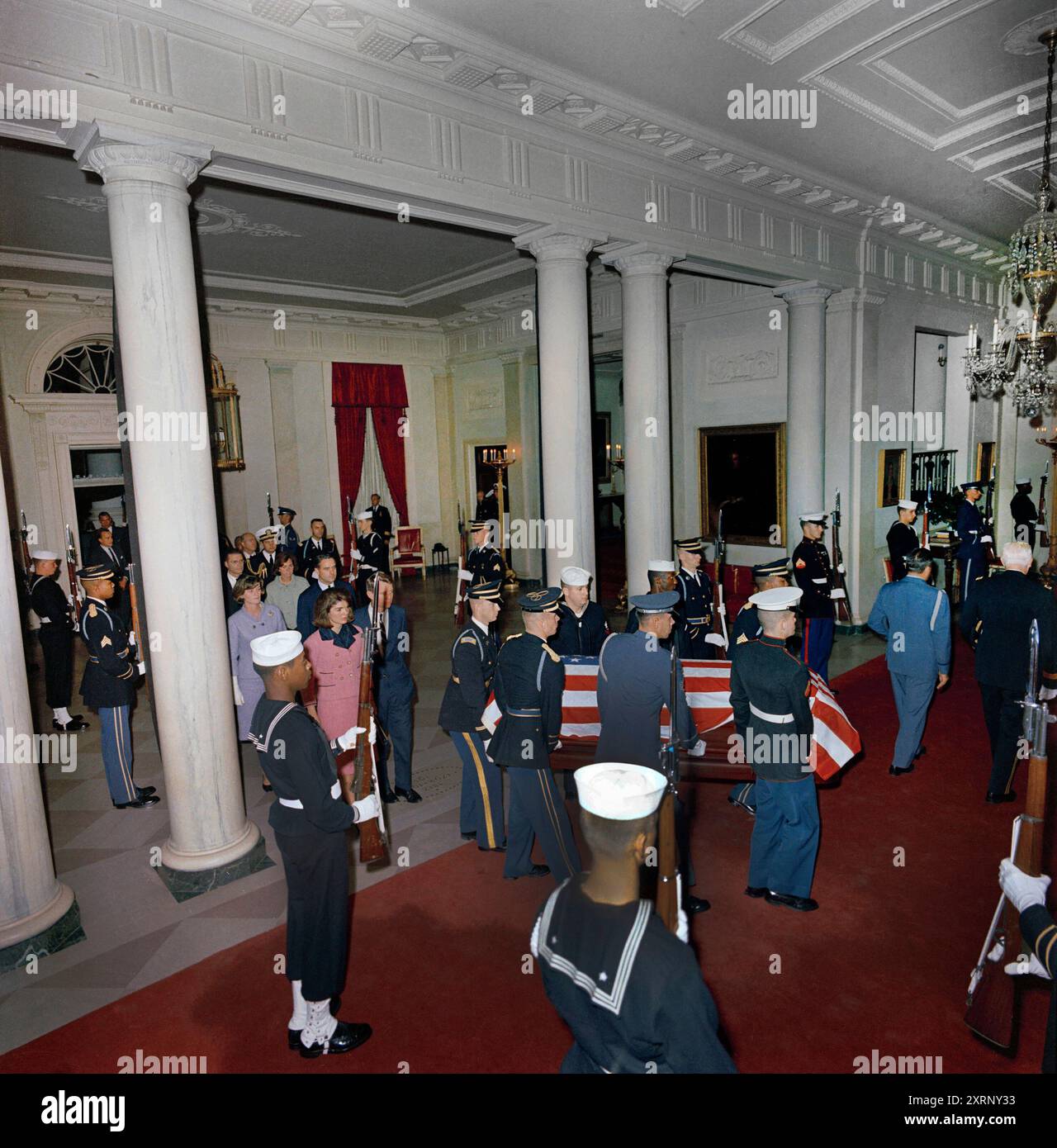 Ankunft des Sarges des verstorbenen US-Präsidenten John Kennedy, gefolgt von Jacqueline Kennedy, Robert Kennedy, Jean Kennedy Smith, Ethel Kennedy, Robert McNamara, und andere, Weiße Haus, Washington, D.C., USA, Cecil Stoughton, Fotos Des Weißen Hauses, 23. November 1963 Stockfoto
