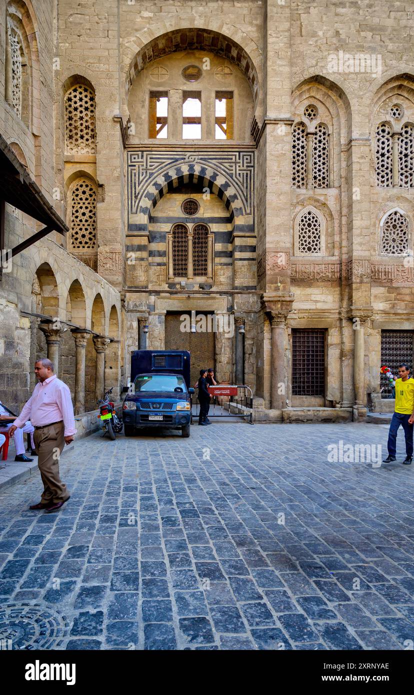 Der Qalawun-Komplex in BAYN al-Qasrayn in der al-Mu'izz-Straße wurde über den Ruinen des Fatimid-Westpalastes errichtet Stockfoto