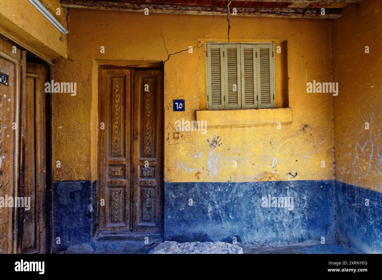 Fassade und farbige Wände eines Hauses auf der Insel Geziret el Dahab, mitten im Nil in der Metropole Kairo Stockfoto