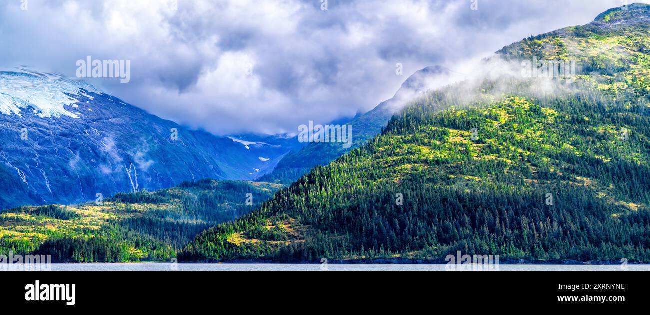 Sonnenlicht bricht durch die schwere Wolkendecke über der Küste entlang des westlichen Prince William Sound, Chugach National Forest, Alaska. Stockfoto