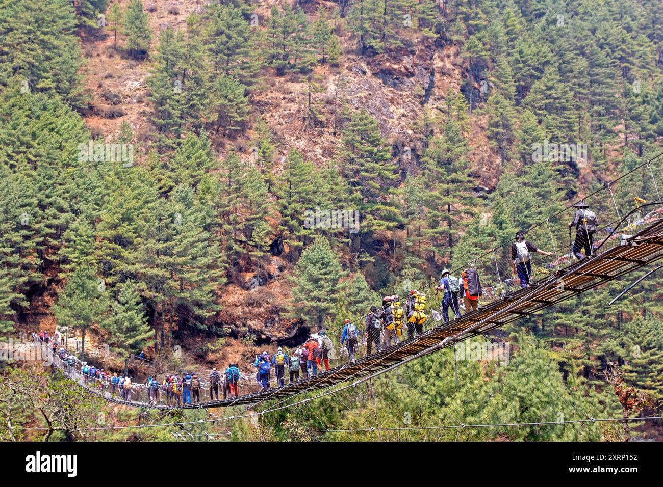 Überfüllte Hängebrücke auf dem Everest Base Camp Trek Stockfoto