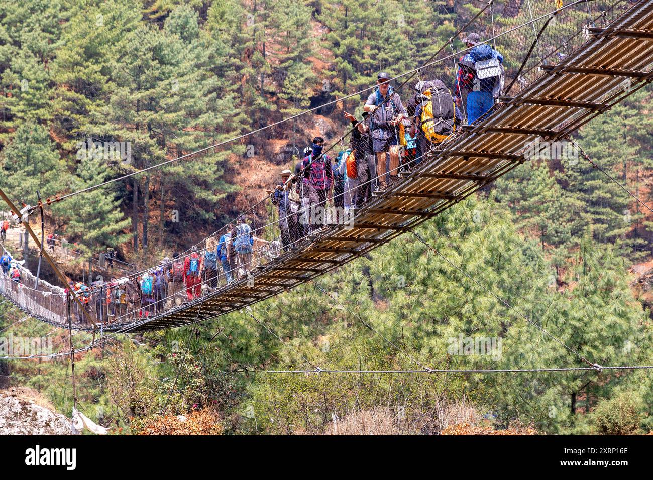 Überfüllte Hängebrücke auf dem Everest Base Camp Trek Stockfoto