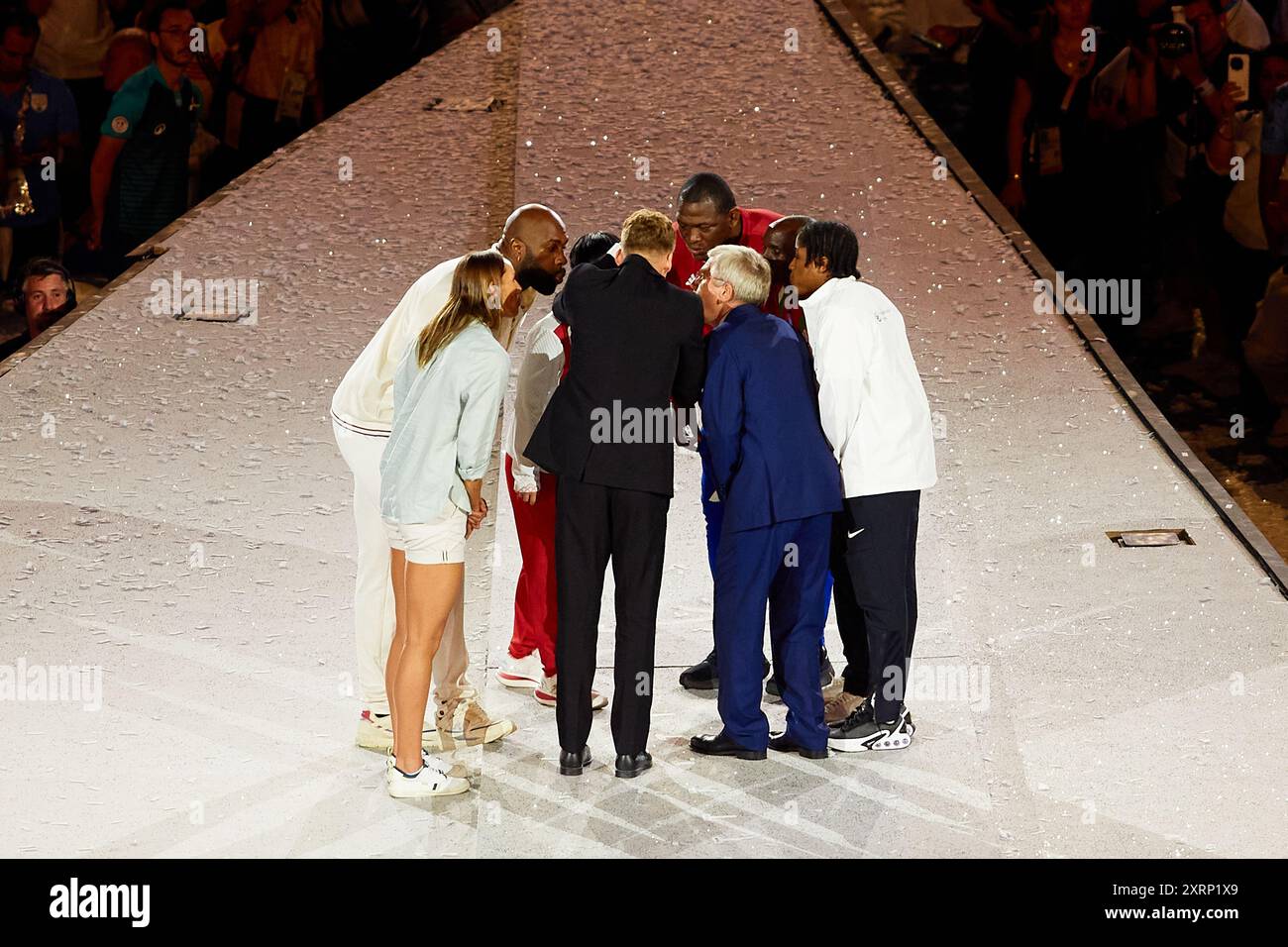 Paris, Frankreich. August 2024. Leon Marchand von Team France trägt die olympische Flamme, während Thomas Bach, Präsident des Internationalen Olympischen Komitees, bei der Abschlusszeremonie der Olympischen Spiele 2024 in Paris am 11. August 2024 im Stade de France zusieht. Quelle: Saolab/Alamy Live News Stockfoto