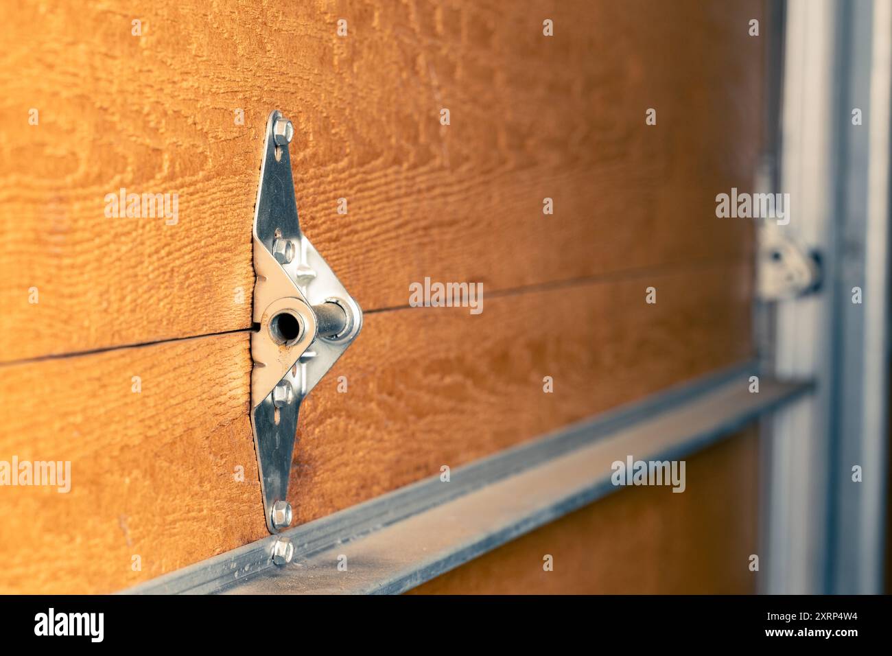 Garagentorscharnier an Holztür, selektiver Fokus Stockfoto