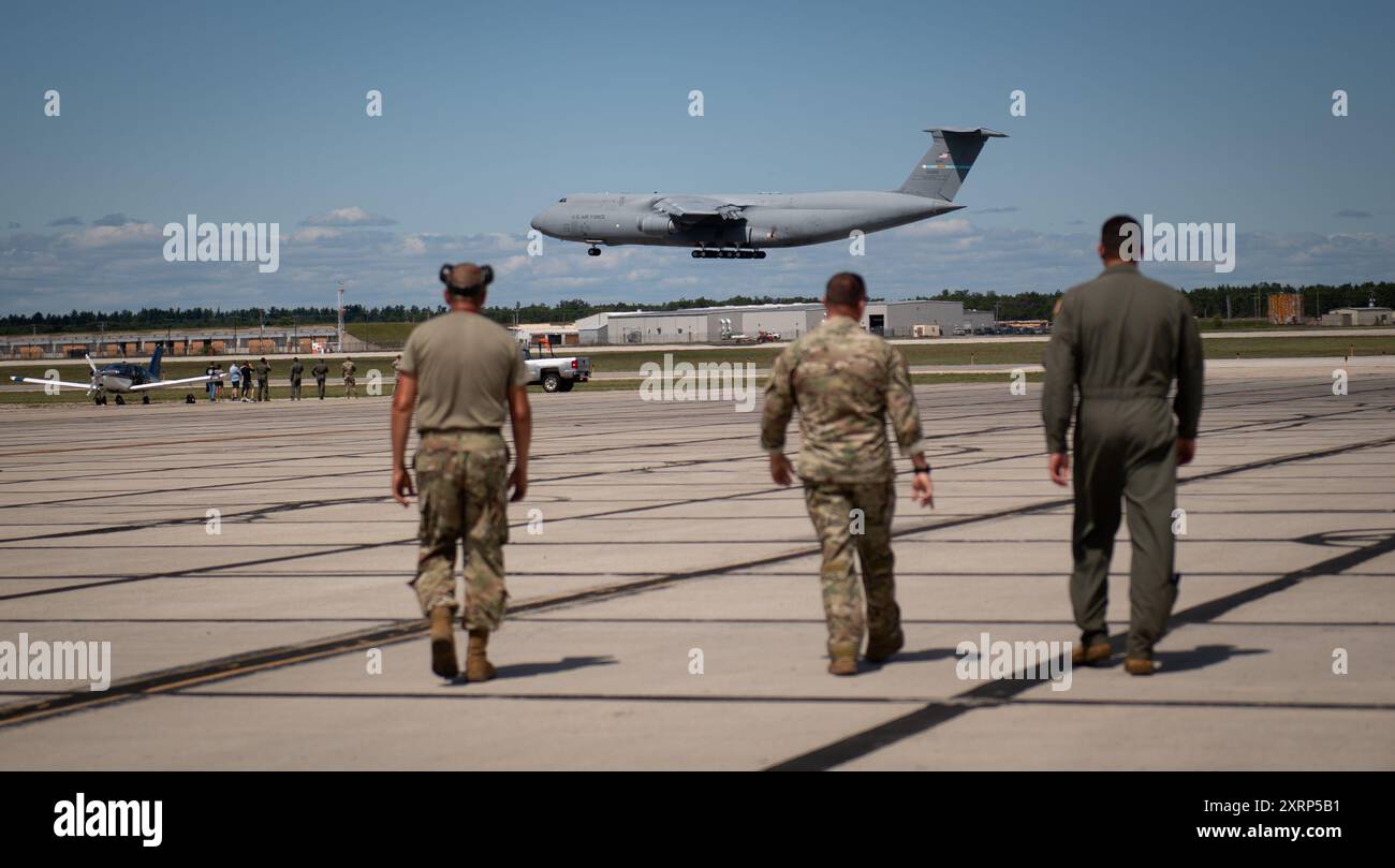 Mitglieder der U.S. Air Force aus verschiedenen Einheiten der Air National Guard im ganzen Land beobachten, wie eine C-5 Galaxie während der Übung Northern Strike 24-2 in Camp Grayling, Michigan, am 9. August 2024 für einen Nassflügelentank landet. Northern Strike 24-2, eine der größten Vorbereitungsübungen für Reservekomponenten des Verteidigungsministeriums, soll vom 3. Bis 17. August 2024 im National All Domain Warfight Center (NADWC) in Michigan stattfinden. Über 6.300 Teilnehmer aus 32 staaten und Gebieten sowie mehrere internationale Teilnehmer werden sich auf der NADWC zusammenfinden. Northern Strike ist die wichtigste Reserve-Komponente Stockfoto