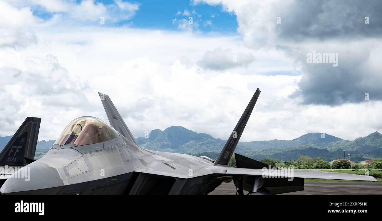 Ein F-22 Raptor der US Air Force vom 27. Expeditionary Fighter Squadron Taxi während dynamischer Einsatzoperationen auf der Basa Air Base, Philippinen, 8. August 2024. Dynamic Force Employment ist entscheidend für die Verbesserung der Zusammenarbeit und Interoperabilität der US-amerikanischen und philippinischen Luftwaffe in einem freien und offenen Indo-Pazifik. (Foto der U.S. Air Force von Staff Sgt. Edward Coddington) (Foto der U.S. Air Force von Staff Sgt. Edward Coddington) Stockfoto