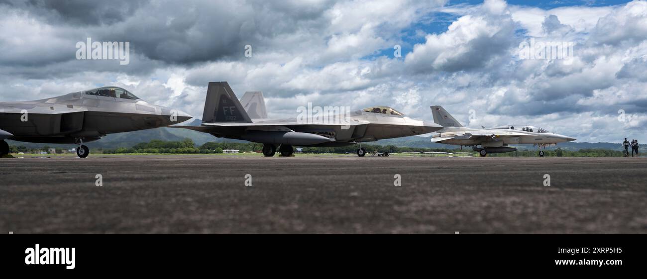 F-22 Raptors der US Air Force vom 27. Expeditionary Fighter Squadron Taxi neben einem leichten Jet Jet Jet Jet Jet Jet FA-50PH der philippinischen Air Force während dynamischer Einsatzoperationen auf der Basa Air Base Philippines, 8. August 2024. Dynamic Force Employment ist entscheidend für die Verbesserung der Zusammenarbeit und Interoperabilität der US-amerikanischen und philippinischen Luftwaffe in einem freien und offenen Indo-Pazifik. (Foto der U.S. Air Force von Staff Sgt. Edward Coddington) Stockfoto