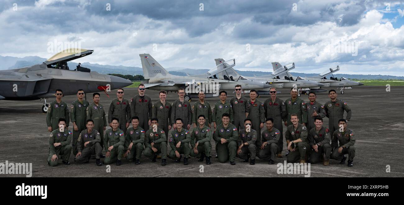 F-22 Raptor-Piloten der 27th Expeditionary Fighter Squadron und FA-50PH Light Jet Fighter Piloten der Philippine Air Force posieren für ein Gruppenfoto auf der Basa Air Base, Philippinen, 8. August 2024. Dynamic Force Employment ist entscheidend für die Verbesserung der Zusammenarbeit und Interoperabilität der US-amerikanischen und philippinischen Luftwaffe in einem freien und offenen Indo-Pazifik. (Foto der U.S. Air Force von Staff Sgt. Edward Coddington) Stockfoto