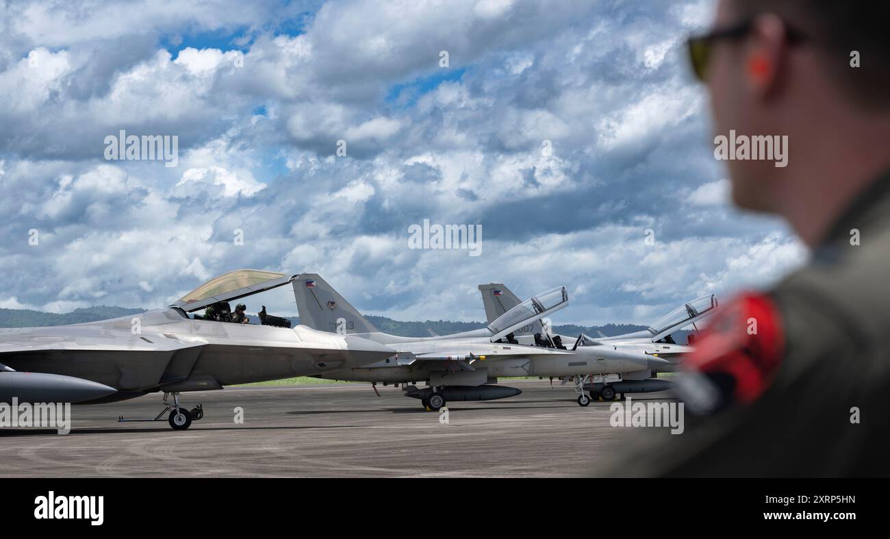 F-22 Raptoren der US Air Force vom 27. Expeditionary Fighter Squadron Taxi neben den philippinischen Luftwaffe FA-50PH leichte Jet Jäger während dynamischer Einsatzoperationen auf der Basa Air Base, Philippinen, 8. August 2024. Dynamic Force Employment ist entscheidend für die Verbesserung der Zusammenarbeit und Interoperabilität der US-amerikanischen und philippinischen Luftwaffe in einem freien und offenen Indo-Pazifik. (Foto der U.S. Air Force von Staff Sgt. Edward Coddington) Stockfoto