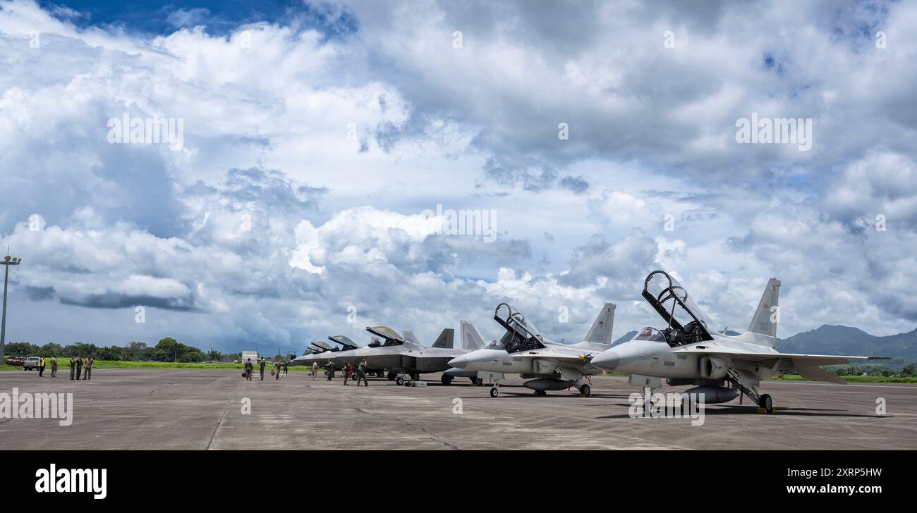 F-22 Raptoren der US Air Force vom 27th Expeditionary Fighter Squadron Taxi neben den philippinischen Luftwaffe FA-50PH leichte Jet Jäger während der dynamischen Arbeitskräfte am Basa Air Base, Philippinen, 8. August 2024. Dynamic Force Employment ist entscheidend für die Verbesserung der Zusammenarbeit und Interoperabilität der US-amerikanischen und philippinischen Luftwaffe in einem freien und offenen Indo-Pazifik. (Foto der U.S. Air Force von Staff Sgt. Edward Coddington) Stockfoto