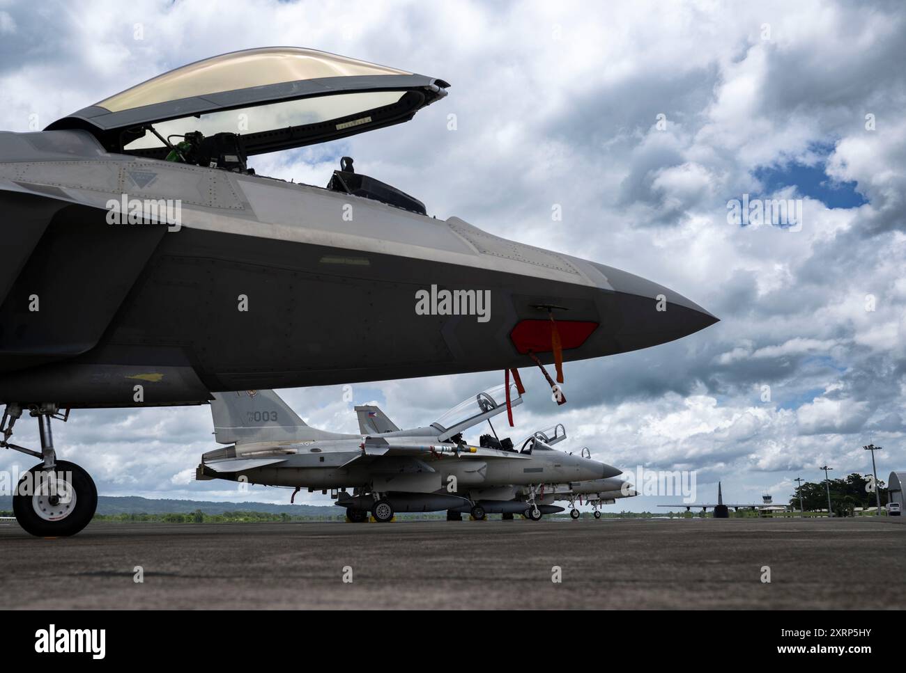 Ein Taxi der US Air Force F-22 Raptor vom 27. Expeditionary Fighter Squadron neben den leichten Jet-Jets FA-50PH der philippinischen Luftwaffe während dynamischer Einsatzoperationen auf der Basa Air Base, Philippinen, 8. August 2024. Dynamic Force Employment ist entscheidend für die Verbesserung der Zusammenarbeit und Interoperabilität der US-amerikanischen und philippinischen Luftwaffe in einem freien und offenen Indo-Pazifik. (Foto der U.S. Air Force von Staff Sgt. Edward Coddington) Stockfoto