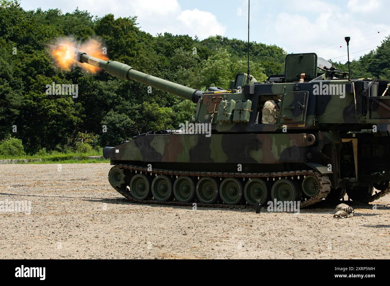 Ein M109A6 Paladin, der der 1. Panzerdivision zugeteilt wurde, feuert eine 155-mm-Runde während einer Feuerübung im Rodriguez Live-Fire Complex, Südkorea, 9. August 2024 ab. Die Einheit nimmt an einer Bereitschaftsübung zur Unterstützung der Operation Pacific Fortitude Teil, die langjährige Vereinbarungen mit der Republik Korea unterstützt, indem Truppen entsandt, Ausrüstung gezogen und transportiert werden, um die Einsatzbereitschaft der Einheit und die Verpflichtung der USA zu der Allianz zu bestätigen. (Foto der US-Armee von PFC. Dariel J. Cortes de Jesus) Stockfoto