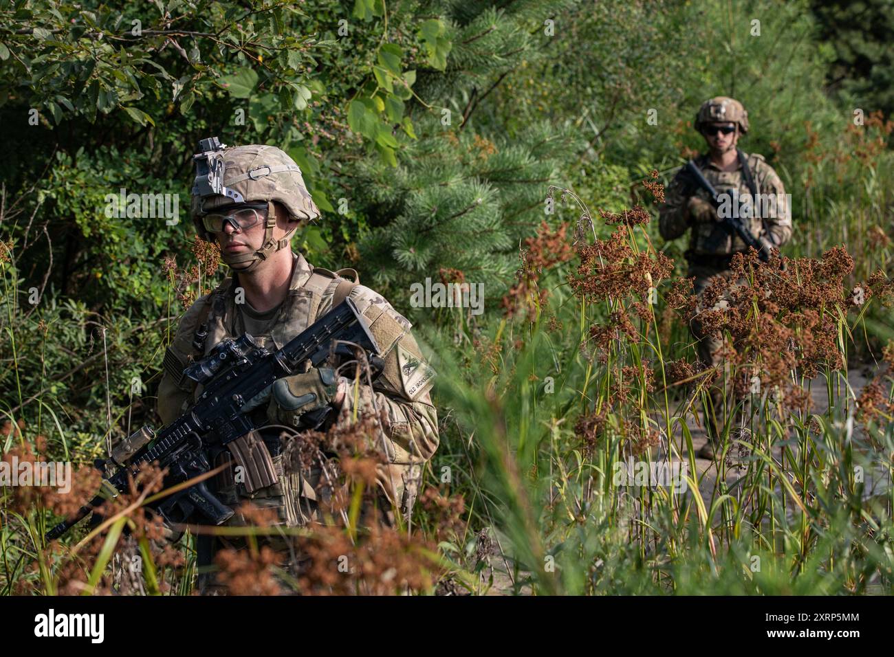 Soldaten der US-Armee, die der 1. Panzerdivision zugewiesen sind, führen am 9. August 2024 eine Feuerübung in der Albmare Range in Südkorea durch. Die Einheit nimmt an einer Bereitschaftsübung zur Unterstützung der Operation Pacific Fortitude Teil, die langjährige Vereinbarungen mit der Republik Korea unterstützt, indem Truppen entsandt, Ausrüstung gezogen und transportiert werden, um die Einsatzbereitschaft der Einheit und die Verpflichtung der USA zu der Allianz zu bestätigen. (Foto der US-Armee von PFC. Dariel J. Cortes de Jesus) Stockfoto