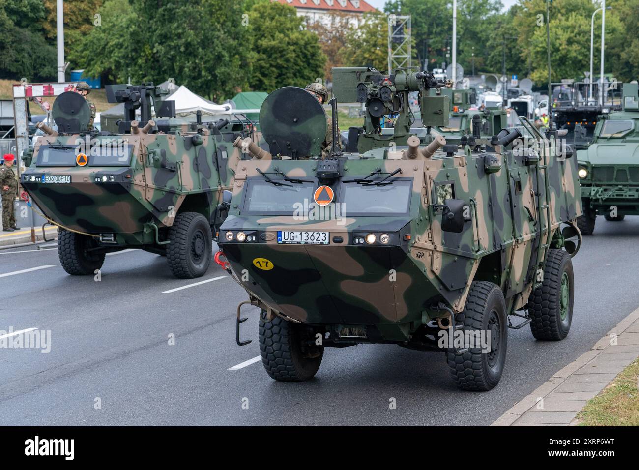 Kleszcz (Aufklärungsfahrzeug) kommt während der Generalprobe vorbei, während das Fahrzeug den Paradeweg passiert. Der Minister für nationale Verteidigung der Republik Polen Wladyslaw Kosiniak-Kamysz hielt nach der Probe der bevorstehenden Militärparade eine Pressekonferenz ab, an der mehr als 2.500 Soldaten aus allen Zweigen der polnischen Streitkräfte teilnehmen werden. An der Veranstaltung werden 86 Beamte und fast 100 Soldaten alliierter Streitkräfte, darunter Vertreter der Vereinigten Staaten, Großbritanniens und Rumäniens, sowie Delegationen des Eurokorps und des NATO Joint Fo teilnehmen Stockfoto