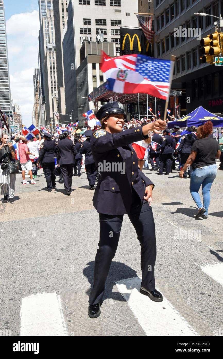 11. August 2024, %G: (NEU) die nationale Dominikanische Tagesparade. 11. August 2024, New York City, New York, USA die Parade beginnt an der 37th Street und der Avenue of the Americas, um das 175-jährige Bestehen zu feiern. Die jährliche Veranstaltung feiert dominikanische Kultur, Folklore und Traditionen mit Paradewagen, musikalischen Gästen und Würdenträgern. Nach Angaben der National Dominican Parade Organisation ist ein Aspekt der Kultur itÃ¢â‚¬â„¢Merengue Tanz und Musik, ein Teil der dominikanischen Geschichte, die sich über 170 Jahre erstreckt. Sie begann im 19. Jahrhundert unter den Armen in der Dominikanischen Republik als Mittel zum Aussterben Stockfoto