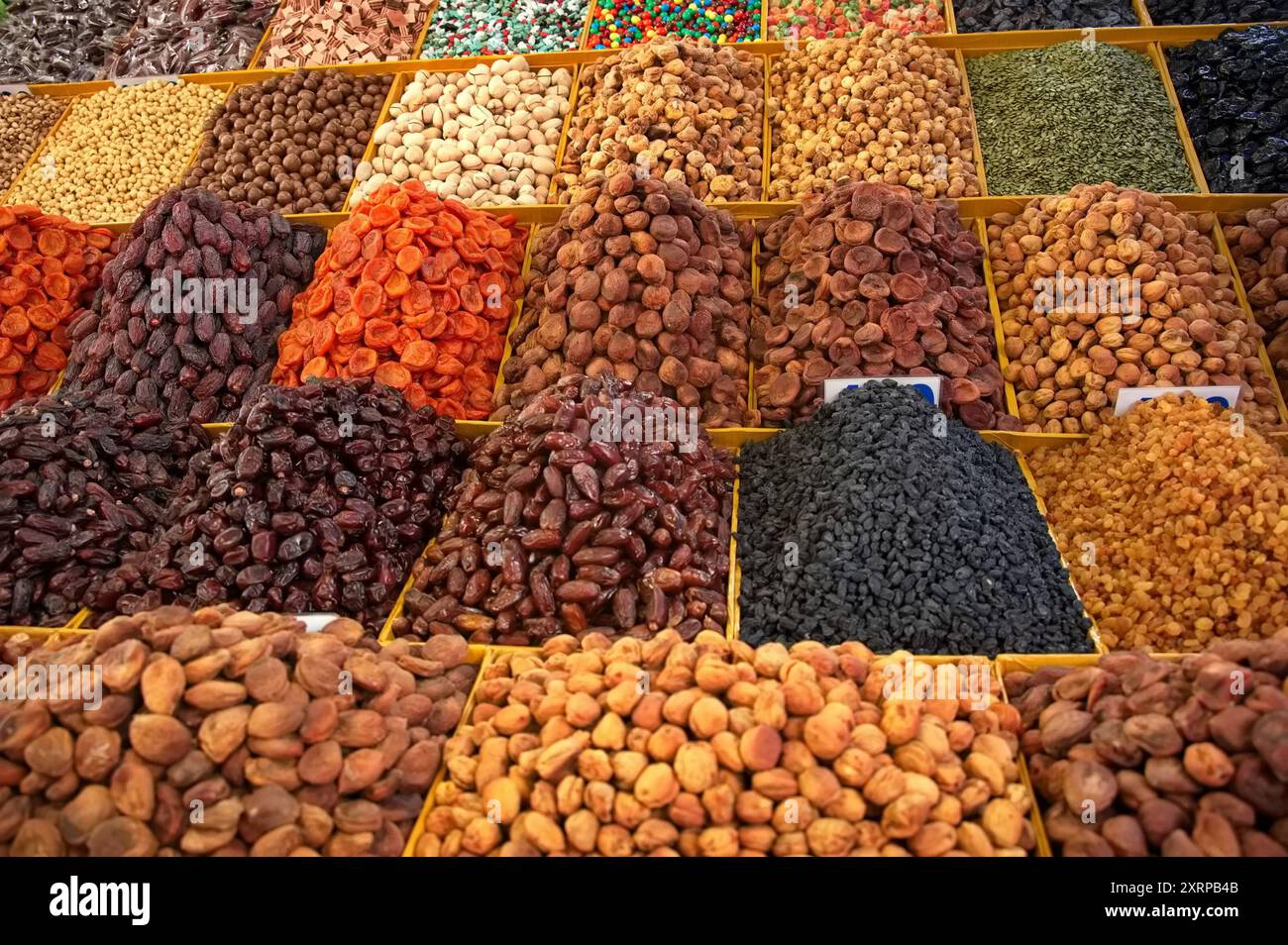Hochwinkelansicht von trockenem Obst auf dem Markt in Kirgisistan Stockfoto