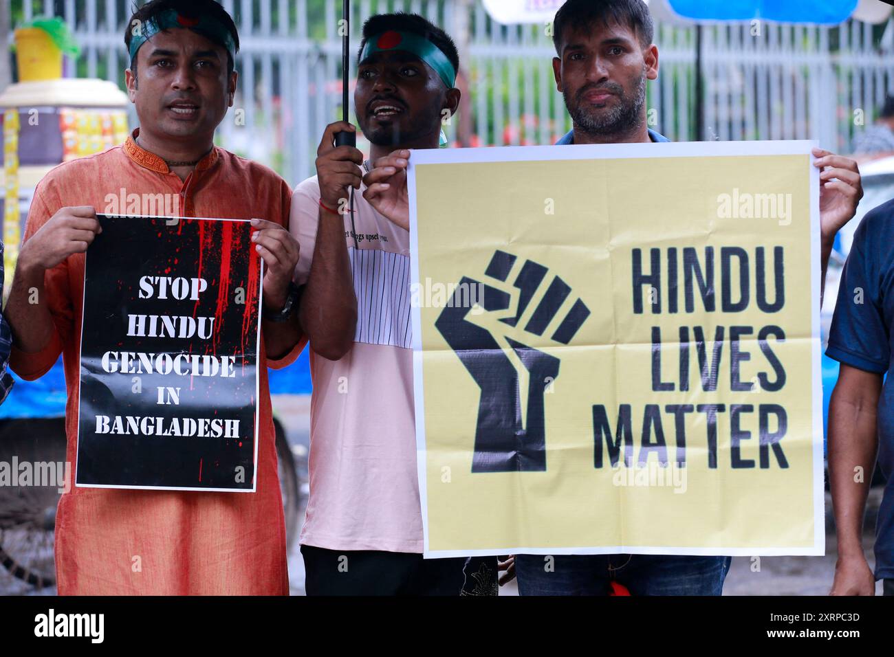 Dhaka, Bangladesch. August 2024. Mitglieder der hinduistischen Gemeinde Bangladesch protestieren gegen die Angriffe auf Häuser, Tempel, Geschäfte und verschiedene Teile des Landes, nachdem der ehemalige Premierminister Scheich Hasina am 11. August 2024 in Dhaka, Bangladesch, zurückgetreten und aus dem Land geflohen war. Foto: Suvra Kanti das/ABACAPRESS. COM Credit: Abaca Press/Alamy Live News Stockfoto