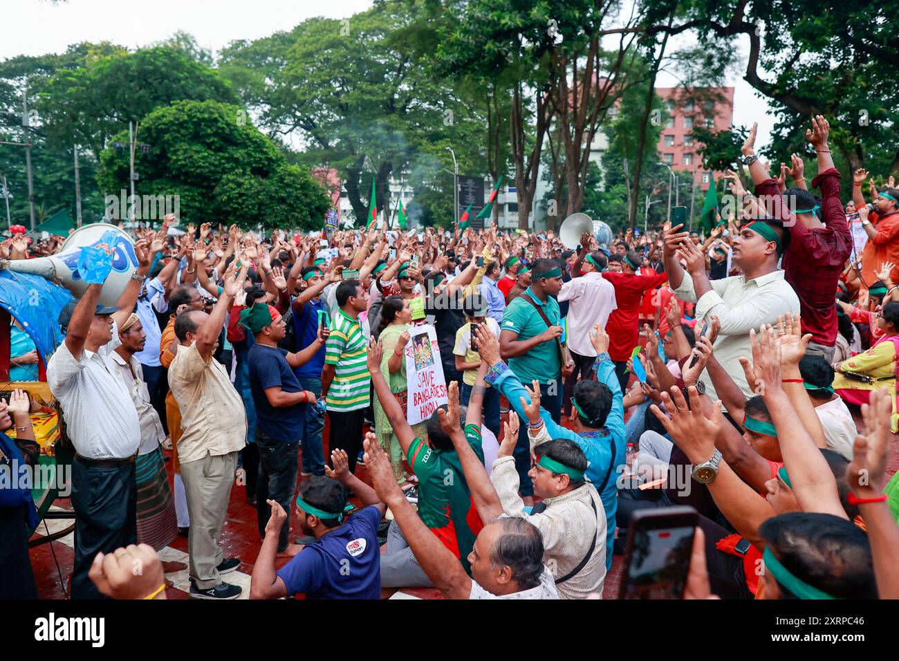 Dhaka, Bangladesch. August 2024. Mitglieder der hinduistischen Gemeinde Bangladesch protestieren gegen die Angriffe auf Häuser, Tempel, Geschäfte und verschiedene Teile des Landes, nachdem der ehemalige Premierminister Scheich Hasina am 11. August 2024 in Dhaka, Bangladesch, zurückgetreten und aus dem Land geflohen war. Foto: Suvra Kanti das/ABACAPRESS. COM Credit: Abaca Press/Alamy Live News Stockfoto