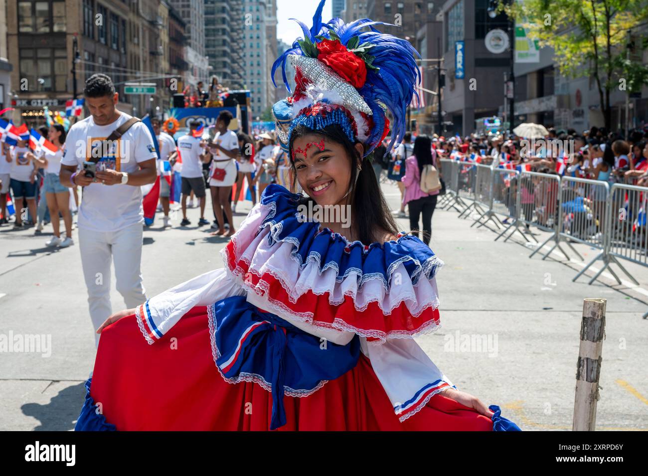 New York, Usa. August 2024. NEW YORK, NEW YORK - 11. AUGUST: Teilnehmer des kostümmarsches bei der Dominican Day Parade auf der 6th Avenue am 11. August 2024 in New York City. Die National Dominican Day Parade feierte 42 Jahre Marsch auf der Sixth Avenue in Manhattan. Die Parade feiert dominikanische Kultur, Folklore und Traditionen. Quelle: Ron Adar/Alamy Live News Stockfoto