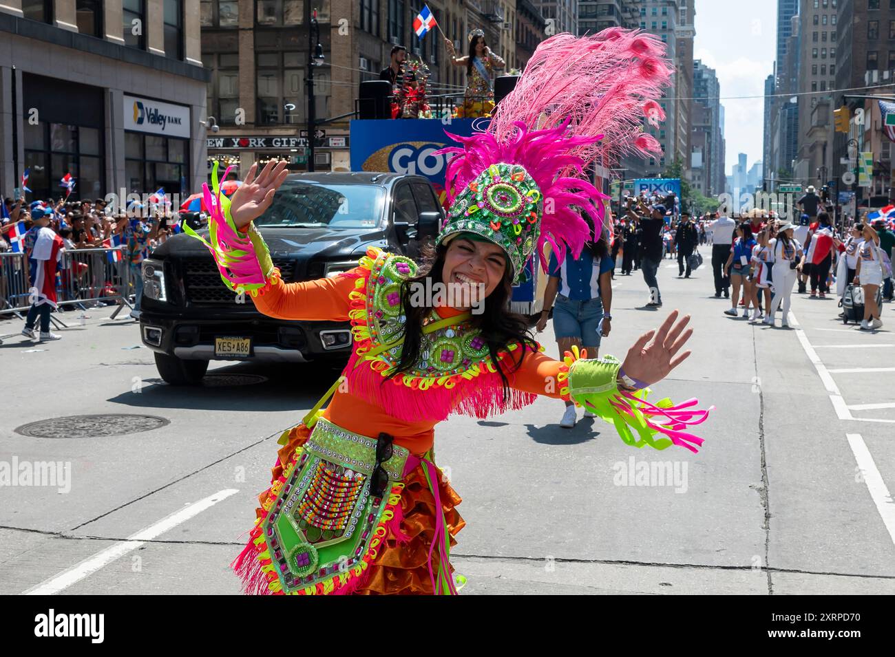 New York, Usa. August 2024. NEW YORK, NEW YORK - 11. AUGUST: Teilnehmer des kostümmarsches bei der Dominican Day Parade auf der 6th Avenue am 11. August 2024 in New York City. Die National Dominican Day Parade feierte 42 Jahre Marsch auf der Sixth Avenue in Manhattan. Die Parade feiert dominikanische Kultur, Folklore und Traditionen. Quelle: Ron Adar/Alamy Live News Stockfoto