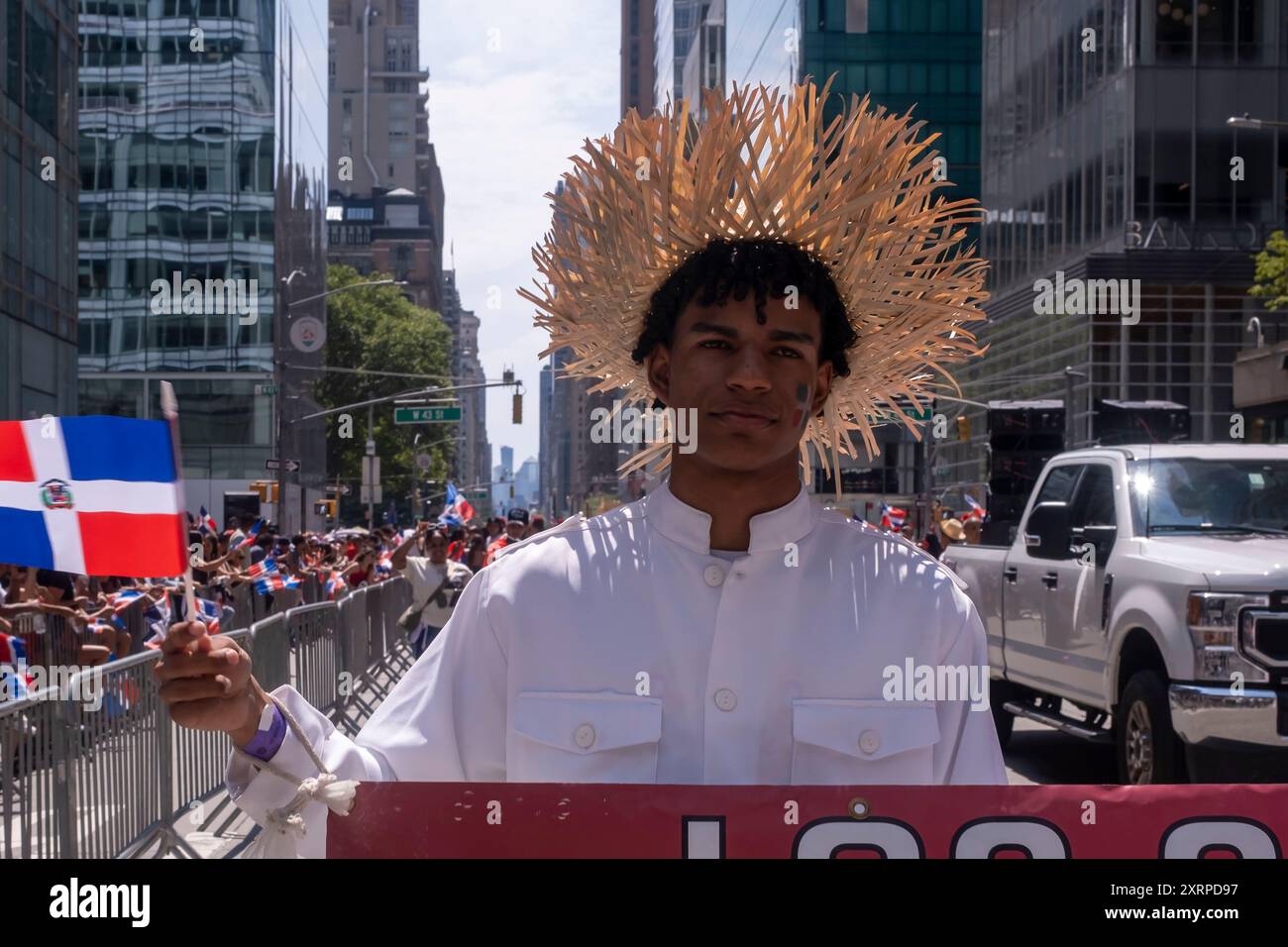 New York, Usa. August 2024. NEW YORK, NEW YORK - 11. AUGUST: Teilnehmer in traditioneller Kleidung marschieren bei der Dominican Day Parade auf der 6th Avenue am 11. August 2024 in New York City. Die National Dominican Day Parade feierte 42 Jahre Marsch auf der Sixth Avenue in Manhattan. Die Parade feiert dominikanische Kultur, Folklore und Traditionen. Quelle: Ron Adar/Alamy Live News Stockfoto