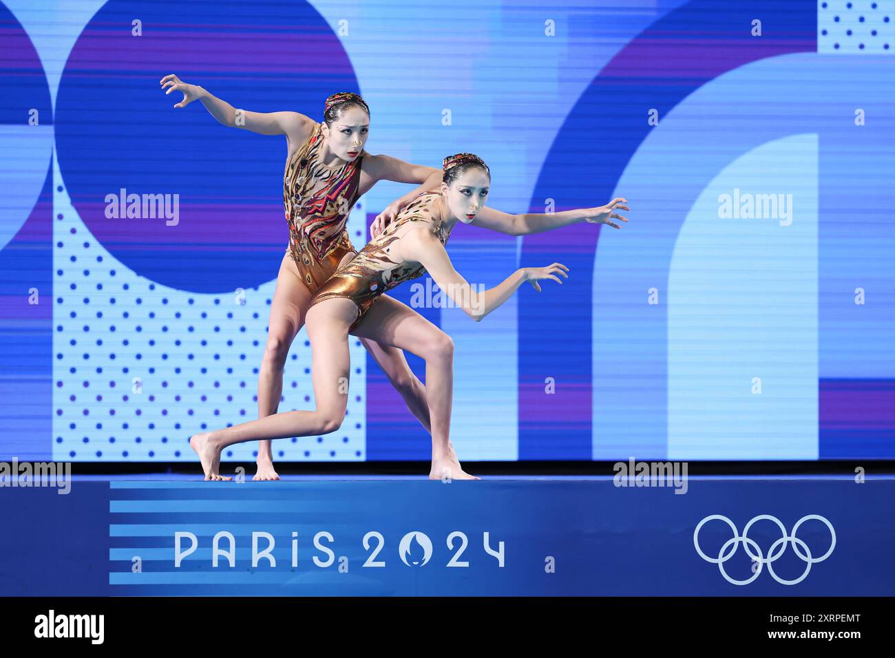 **CHINESISCHES FESTLAND, HONGKONG, MACAU UND TAIWAN OUT** Chinesische Synchronschwimmer Wang Liuyi und Wang Qianyi gewinnen Goldmedaille beim künstlerischen Schwimmen Due Stockfoto