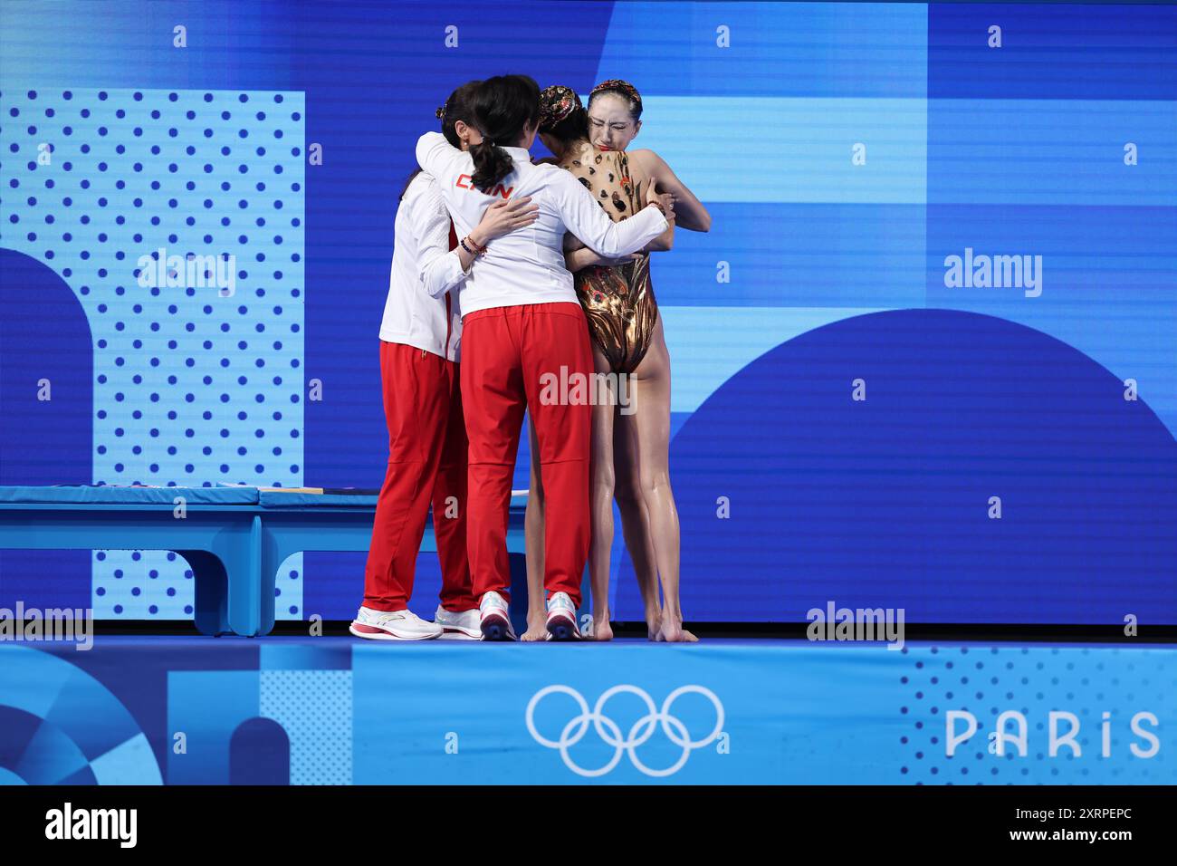 **CHINESISCHES FESTLAND, HONGKONG, MACAU UND TAIWAN OUT** Chinesische Synchronschwimmer Wang Liuyi und Wang Qianyi gewinnen Goldmedaille beim künstlerischen Schwimmen Due Stockfoto