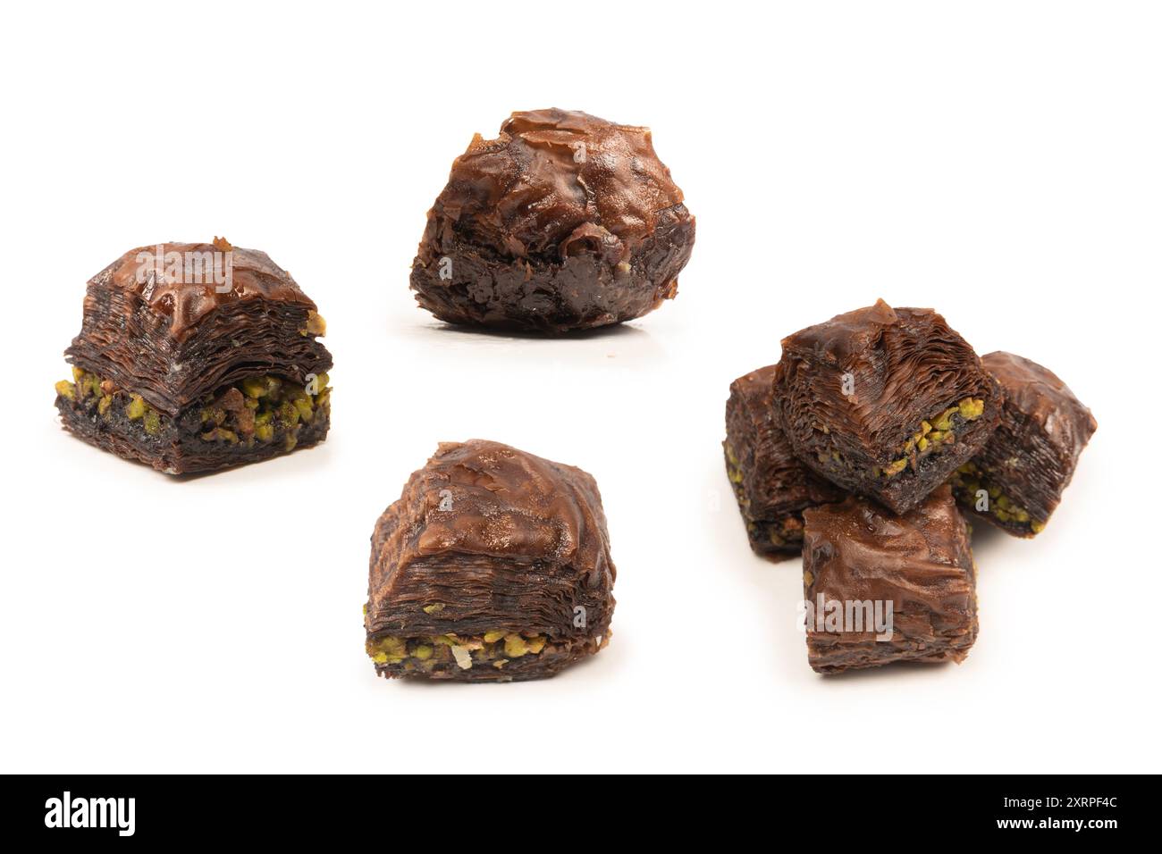 Türkische Schokoladenbaklava isoliert auf weißem Hintergrund. Stockfoto