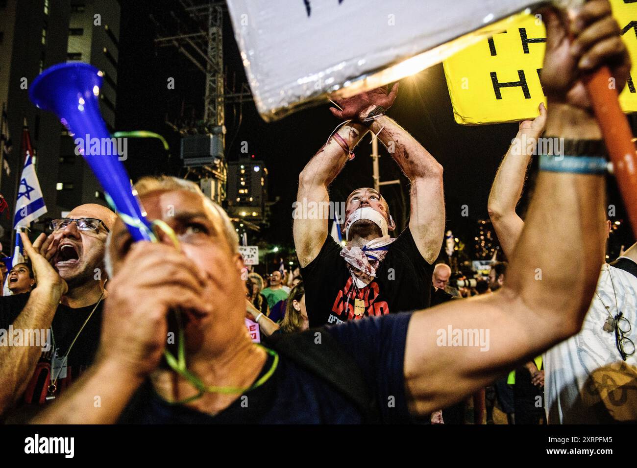 Tel Aviv, Israel. August 2024. Die Demonstranten singen und blasen eine Vuvuzela während der Kundgebung. Tausende Israelis demonstrierten mit den Familien der Geiseln gegen Premierminister Benjamin Netanjahu und forderten einen sofortigen Geiselvertrag und Waffenstillstand - während Israel auf den Angriff der Iraner und der Hisbollah wartet. Quelle: SOPA Images Limited/Alamy Live News Stockfoto