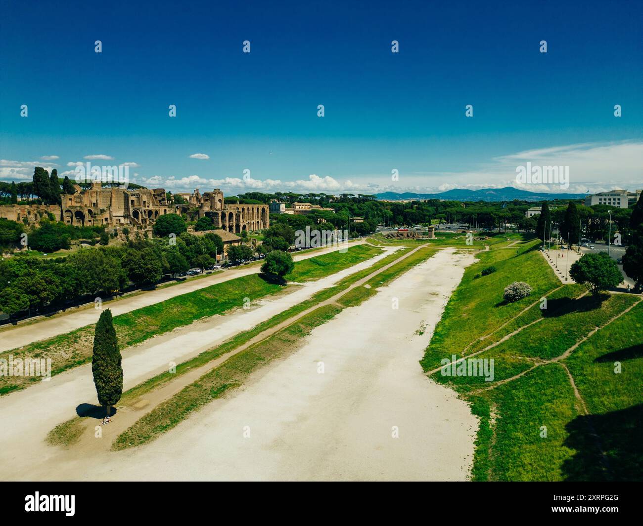 Luftaufnahme über dem Circus Maximus - altes römisches Stadion für Wagenrennen. Hochwertige Fotos Stockfoto