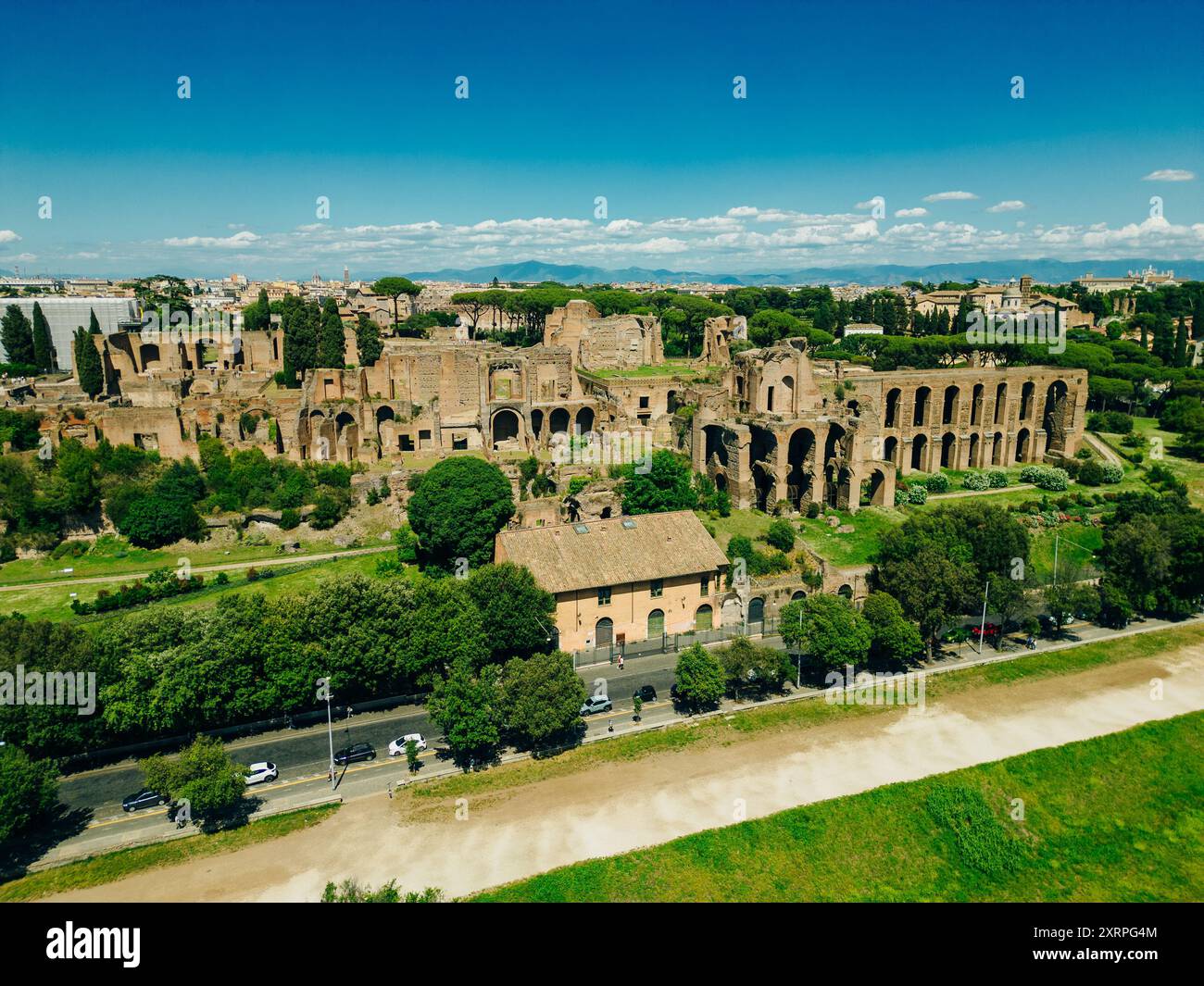 Luftaufnahme über dem Circus Maximus - altes römisches Stadion für Wagenrennen. Hochwertige Fotos Stockfoto