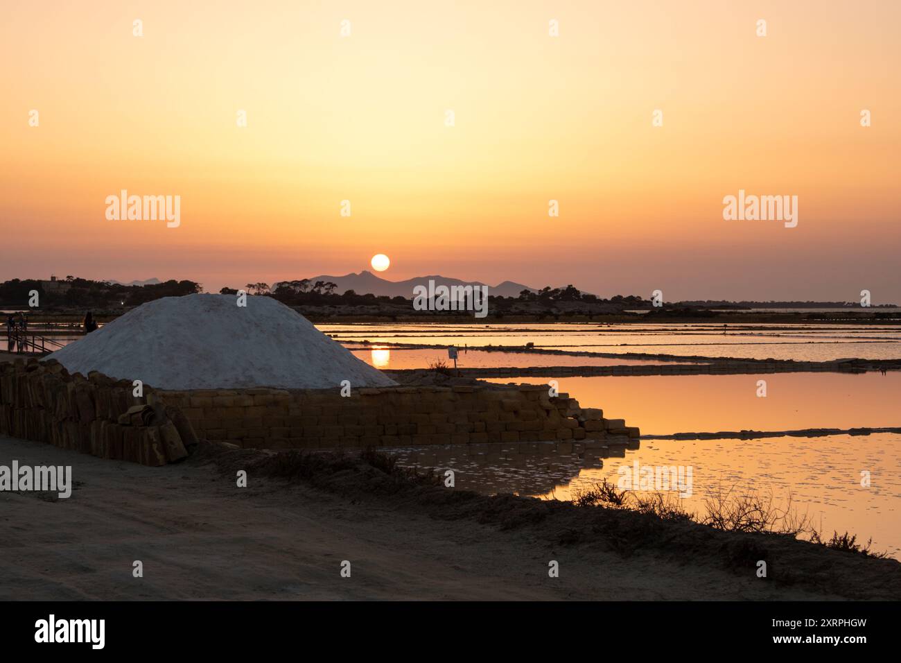 Salzverdunstungsteiche bei Ettore und Infersa bei Marsala, Sizilien, Italien Stockfoto