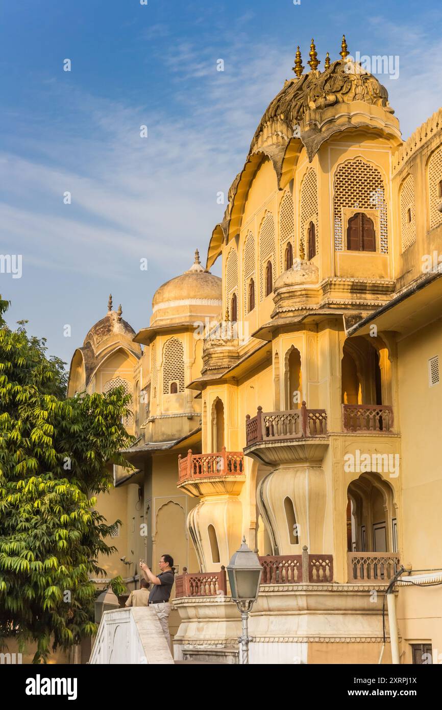 Balkone in einem historischen Gebäude im Zentrum von Jaipur, Indien Stockfoto