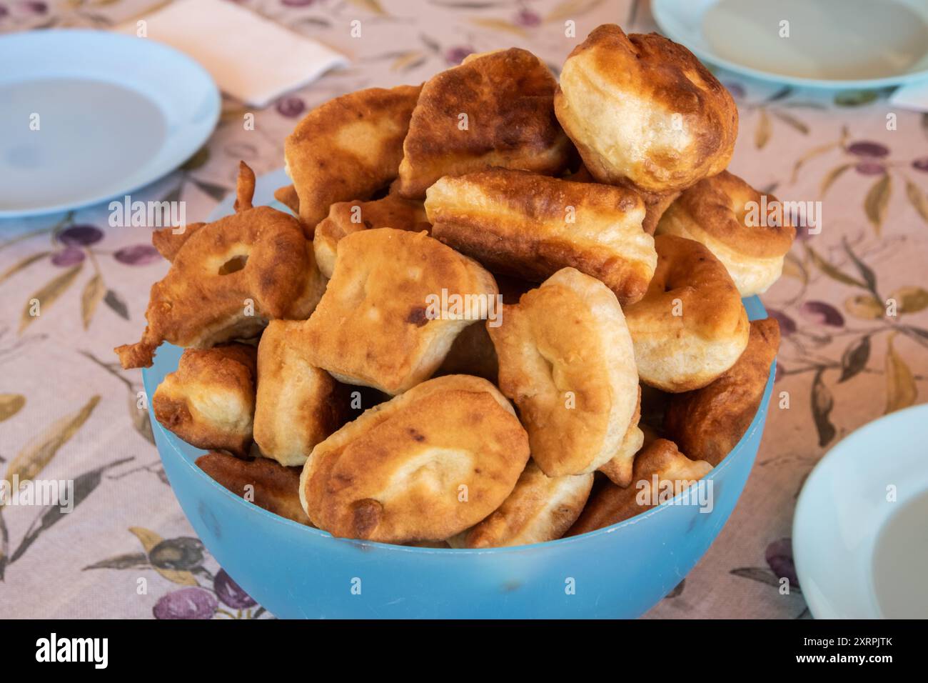 Schüssel voller hausgemachter gebratener Kuchen aus der Nähe Stockfoto