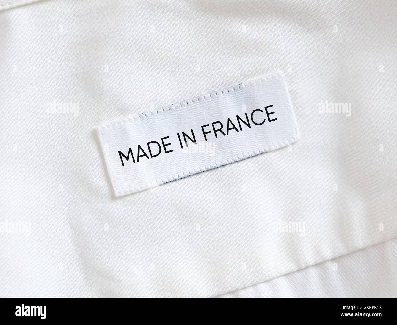 Nahaufnahme eines Hemdlabels mit dem Wort Made in France, das das Herstellungsland zeigt. Französische Mode- und Textilindustrie. Stockfoto