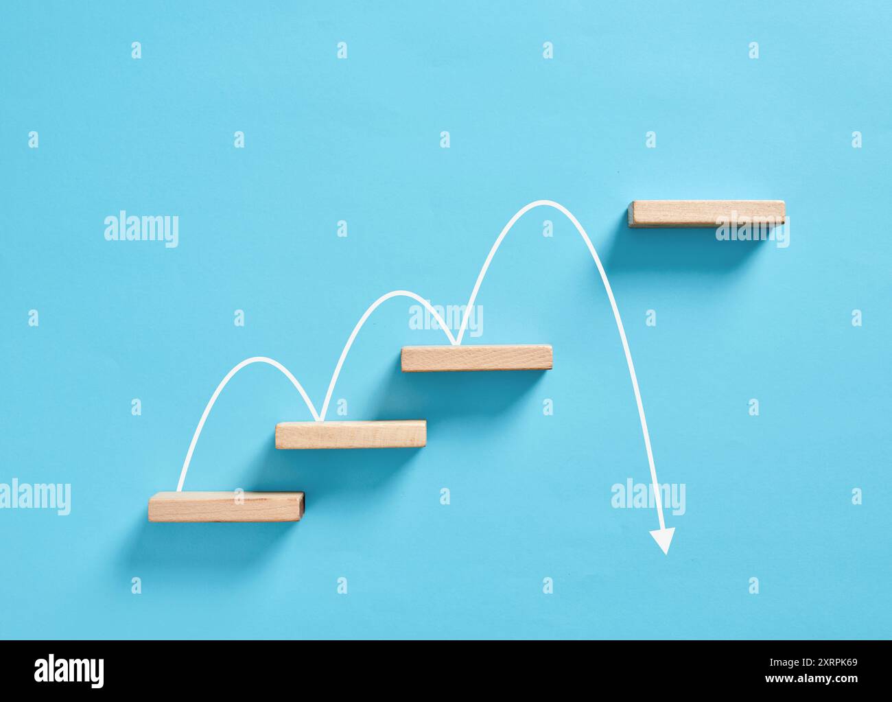 Misserfolg bei der Zielerreichung oder beim beruflichen Fortschritt. Abstieg und Holzblöcke bilden Treppen mit einem fehlenden Block. Stockfoto