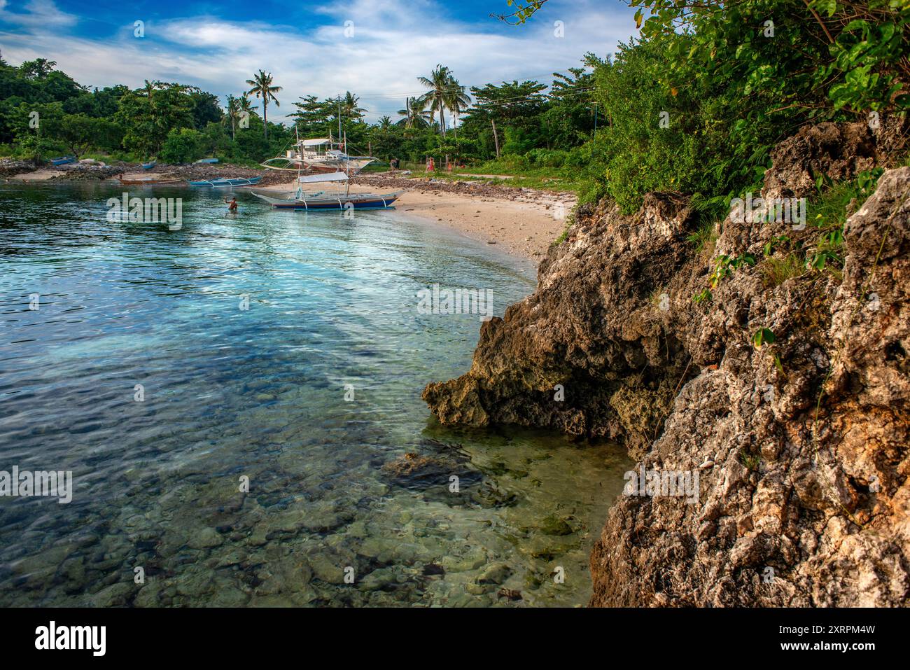 Traditionelle Boote liegen am Logon Beach, Malapascua Island, Cebu, Philippinen der berühmteste Strand von Malapascua ist Bounty Beach, im Süden der Th Stockfoto